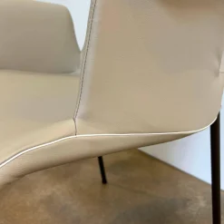 Armlehnstuhl Liz 1314 Leder Ascot Pearl Beige Gestell Bronze Schwarz Matt Hoher Rücken