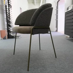 Armlehnstuhl Lunar Sitz Leder Rawhide Bark 351 Grau Rücken Stoff Ascot Mousse 2405 Grau Metallgestell Struktur Oliv Grau Grün