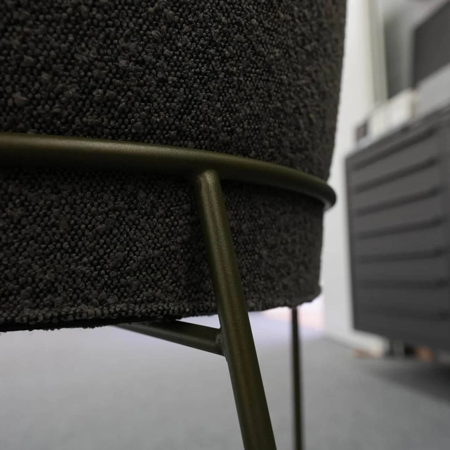 Armlehnstuhl Lunar Sitz Leder Rawhide Bark 351 Grau Rücken Stoff Ascot Mousse 2405 Grau Metallgestell Struktur Oliv Grau Grün