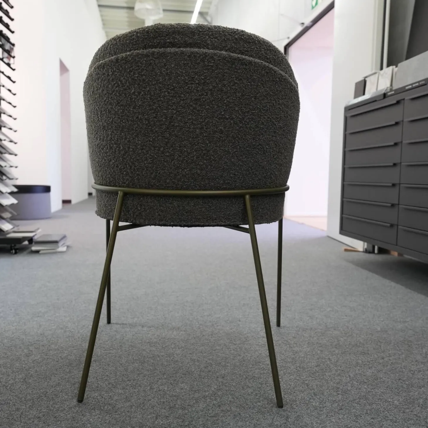 Armlehnstuhl Lunar Sitz Leder Rawhide Bark 351 Grau Rücken Stoff Ascot Mousse 2405 Grau Metallgestell Struktur Oliv Grau Grün