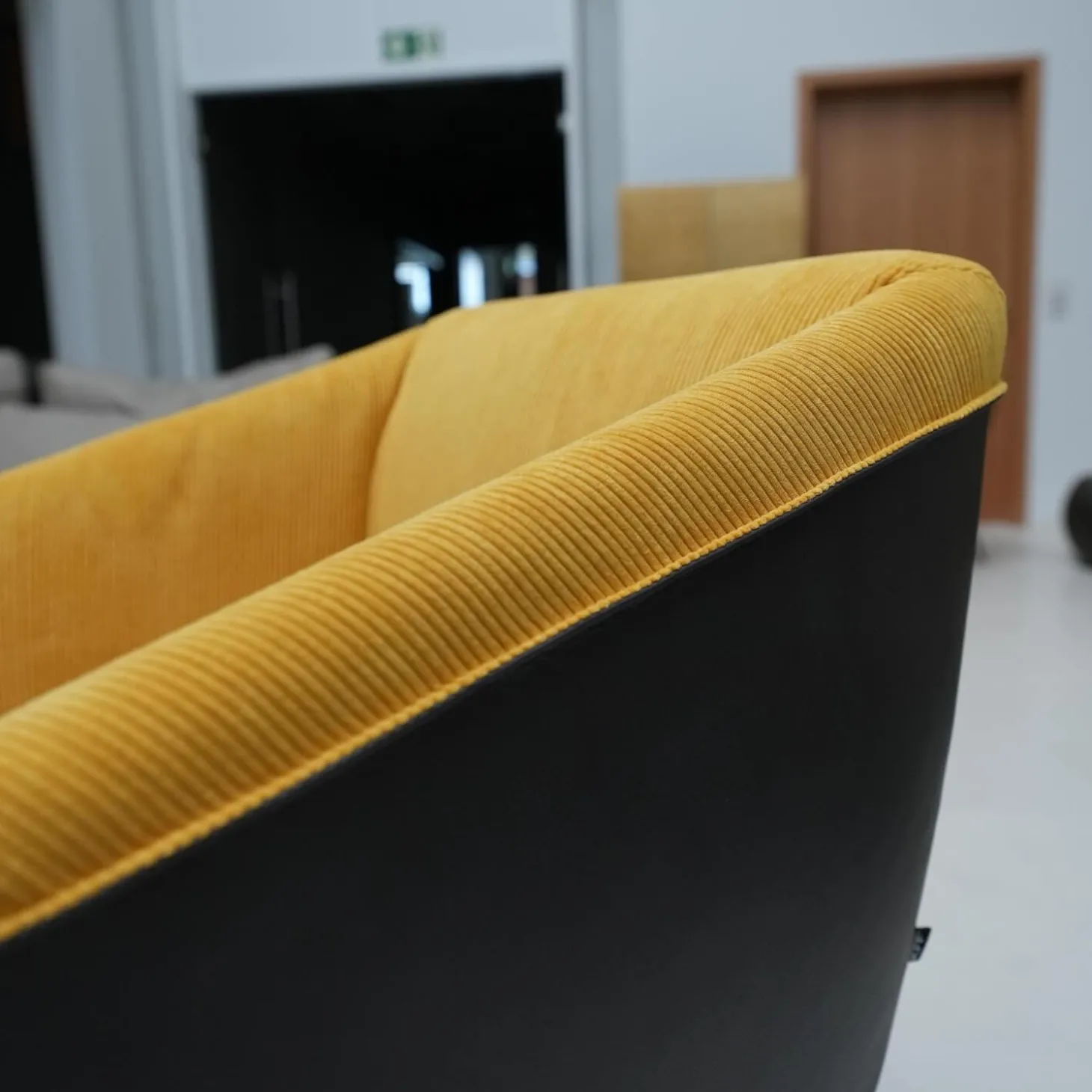 Armlehnstuhl Milo Leder Glove Dolphin Stoff Lisboa Col. 20 Gestell Metall Anthrazit M23