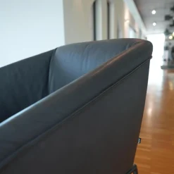 Armlehnstuhl Milo Leder Glove Dolphin 451 Gestell Metall Anthrazit M23