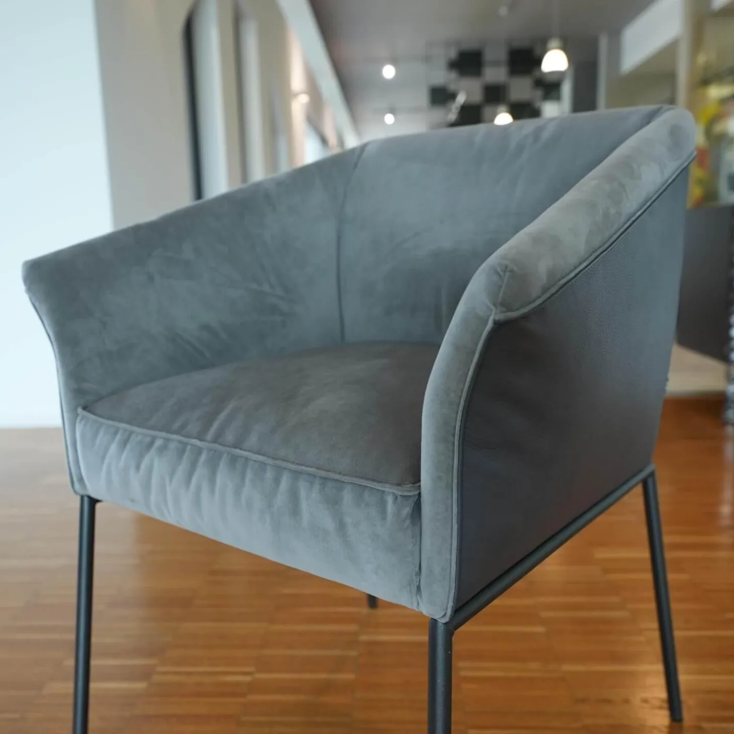 Armlehnstuhl Milo Leder Glove Dolphin 451 Stoff Seven Grey 65 Gestell Metall Anthrazit M23