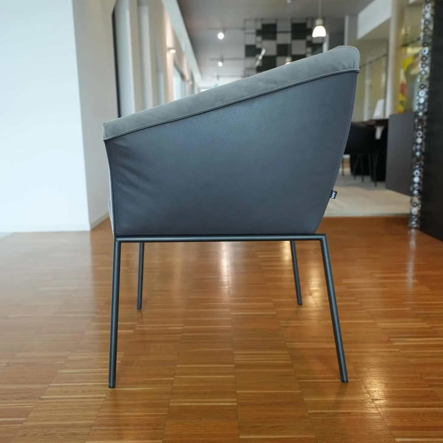 Armlehnstuhl Milo Leder Glove Dolphin 451 Stoff Seven Grey 65 Gestell Metall Anthrazit M23