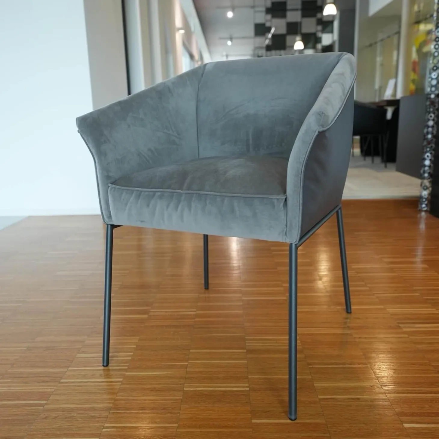 Armlehnstuhl Milo Leder Glove Dolphin 451 Stoff Seven Grey 65 Gestell Metall Anthrazit M23