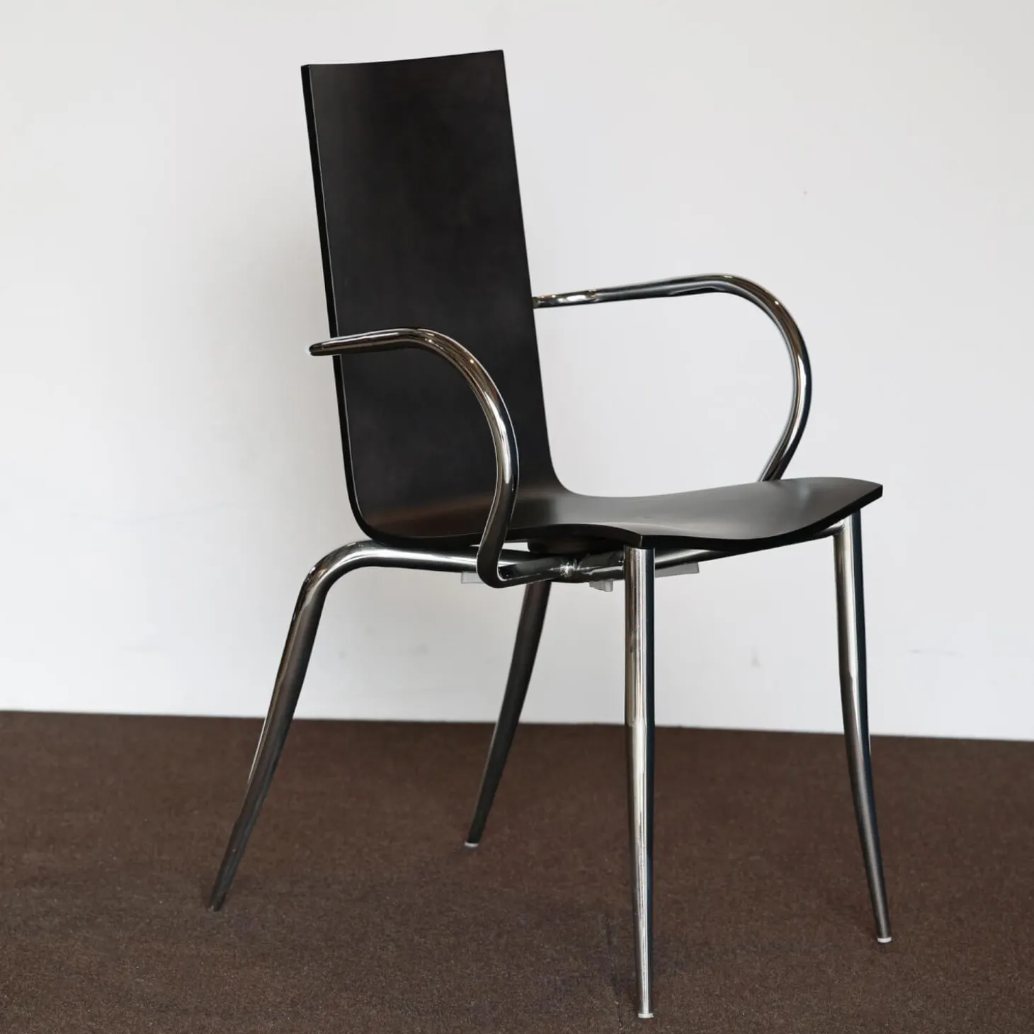 Armlehnstuhl Olly Tango Ausführung Ebenholzfarbener Ahorn Gestell Stahl Verchromt Stapelbar