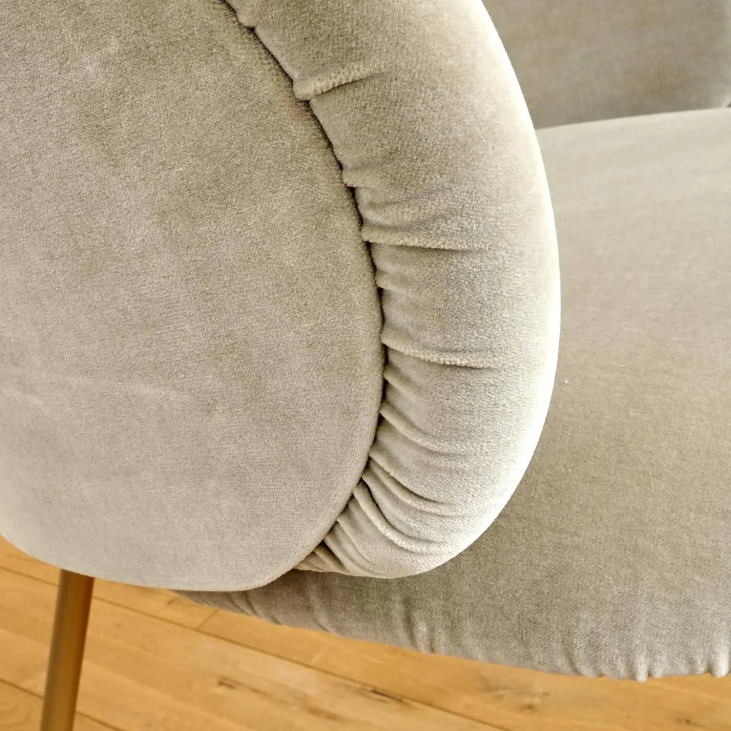 Armlehnstuhl Ona Bezug Stoff Velour Kvadrat Harald 3 143 Goldbeige Beige Stahlgestell Ona Messing ME021