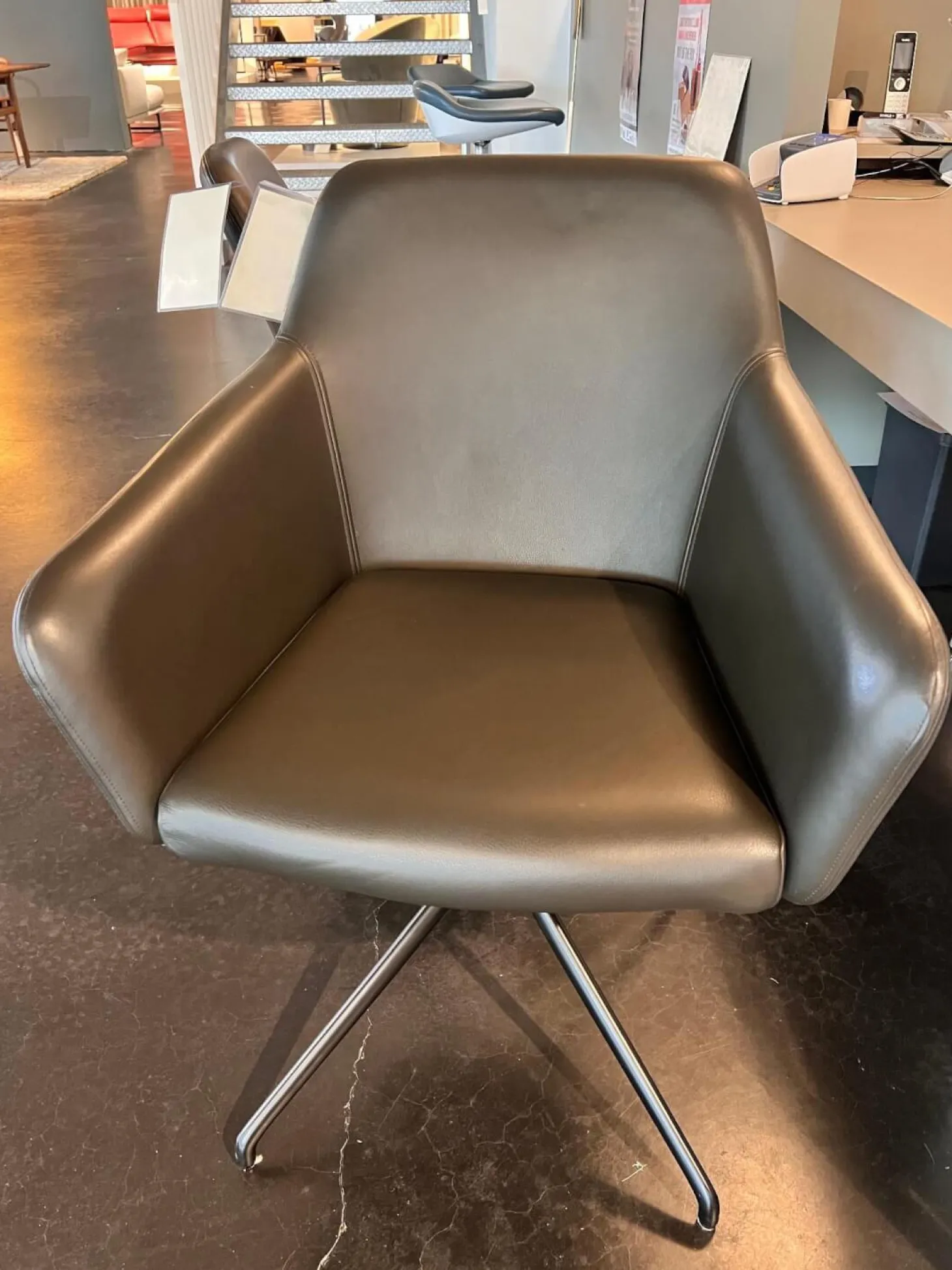 Armlehnstuhl Pendola Leder Select 235 Braun Grau Fußkreuz Metall Schwarz Pulverbeschichtet