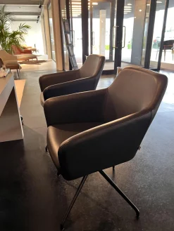 Armlehnstuhl Pendola Leder Select 235 Braun Grau Fußkreuz Metall Schwarz Pulverbeschichtet