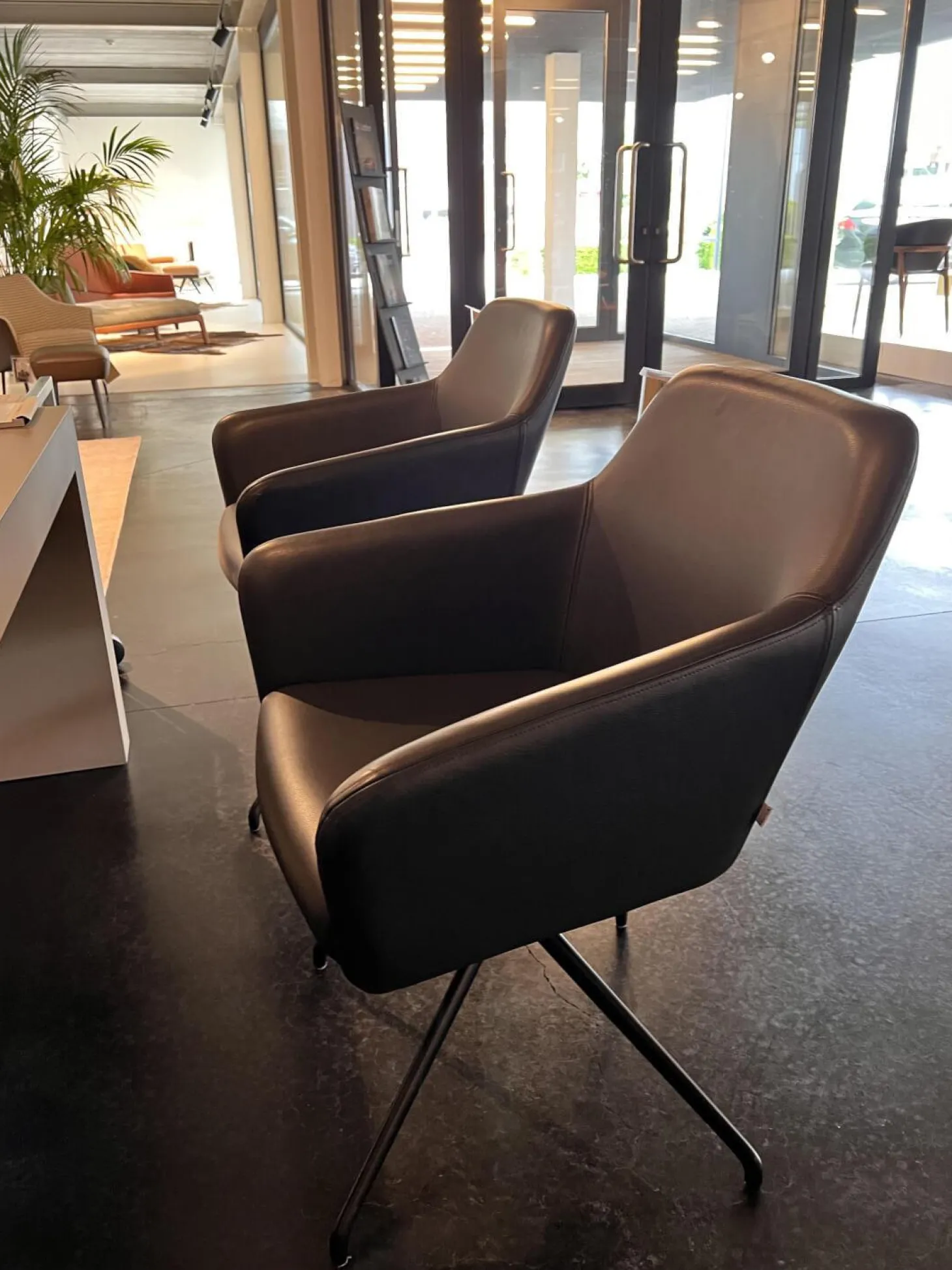 Armlehnstuhl Pendola Leder Select 235 Braun Grau Fußkreuz Metall Schwarz Pulverbeschichtet