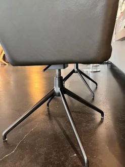 Armlehnstuhl Pendola Leder Select 235 Braun Grau Fußkreuz Metall Schwarz Pulverbeschichtet