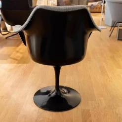 Armlehnstuhl Saarinen Vollpolster Stoff Hallingdal 126 Grau Gestell Schwarz