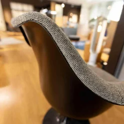 Armlehnstuhl Saarinen Vollpolster Stoff Hallingdal 126 Grau Gestell Schwarz