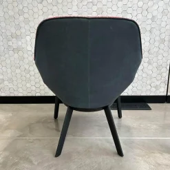 Armlehnstuhl Sheru 353 10C Innen Stoff Oakworth Cassis 2949 14 Rosa Rot Außen Vintage Night Blue Schwarz Gestell Schwarz