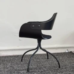 Armlehnstuhl Showtime Bezug Breeze Z10 Black Schwarz Mit Blauen Nähten Schale Lackiert Schwarz Matt Gestell Anthrazit Matt Drehbar Ohne Armauflagen