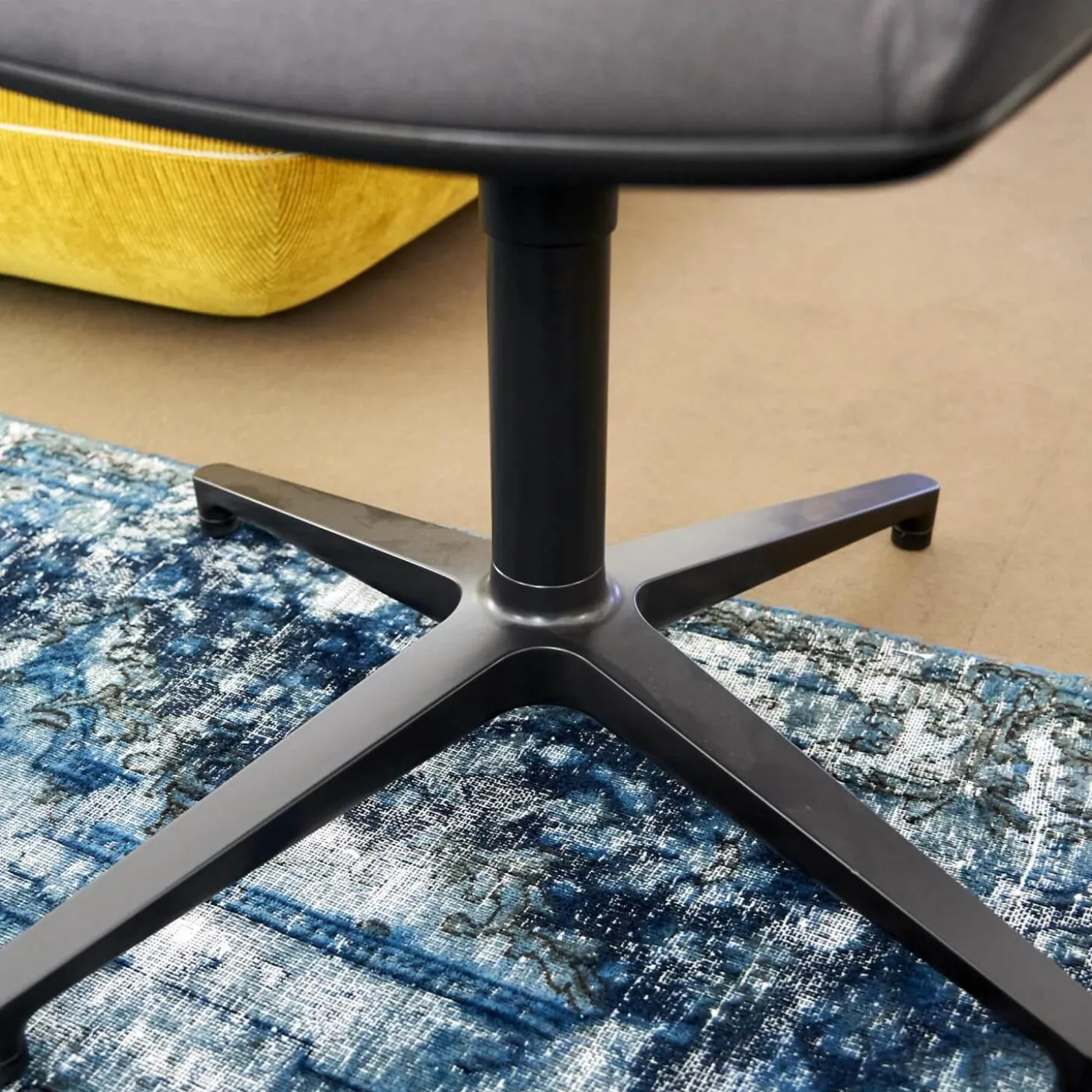 Armlehnstuhl Softshell Bezug Stoff Plano Dunkelgrau 4 Stern Gestell Drehbar Aus Aluminium Pulverbeschichtet Basic Dark Schwarz