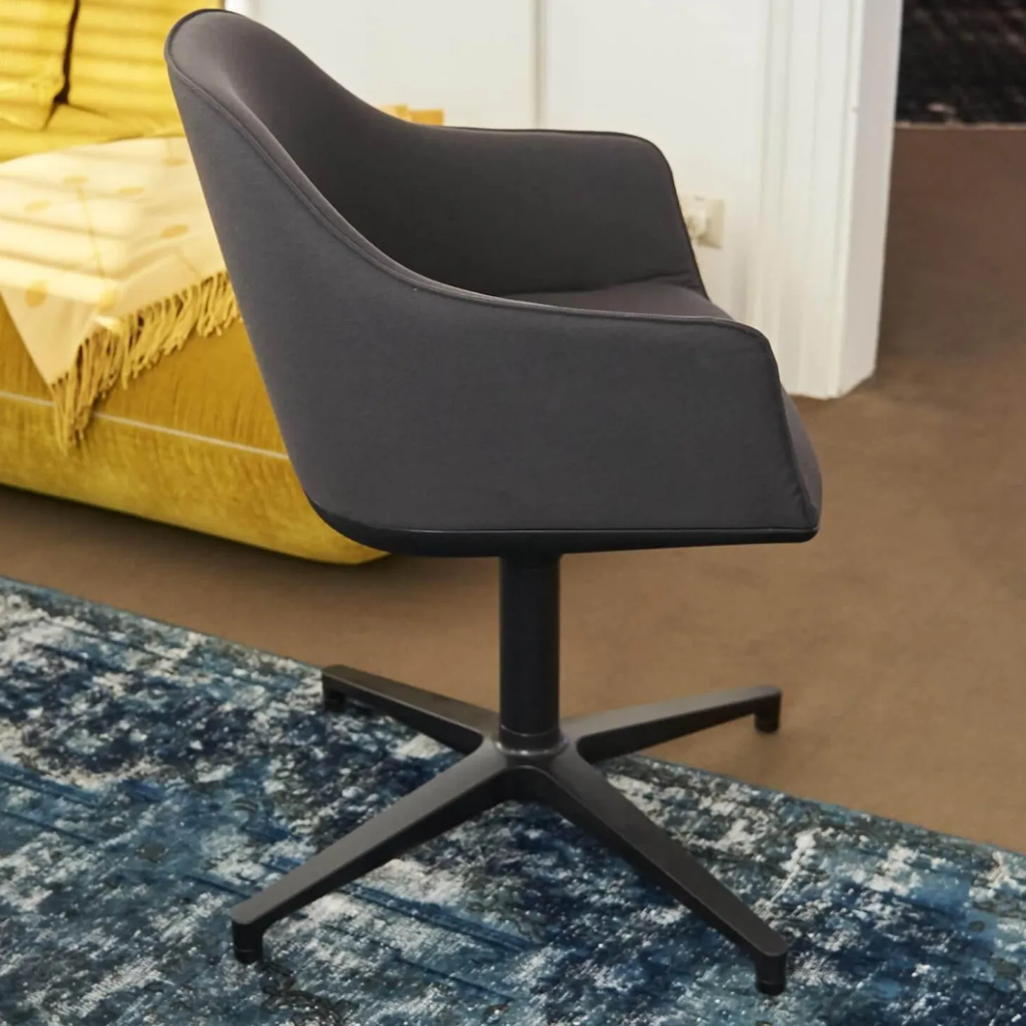 Armlehnstuhl Softshell Bezug Stoff Plano Dunkelgrau 4 Stern Gestell Drehbar Aus Aluminium Pulverbeschichtet Basic Dark Schwarz