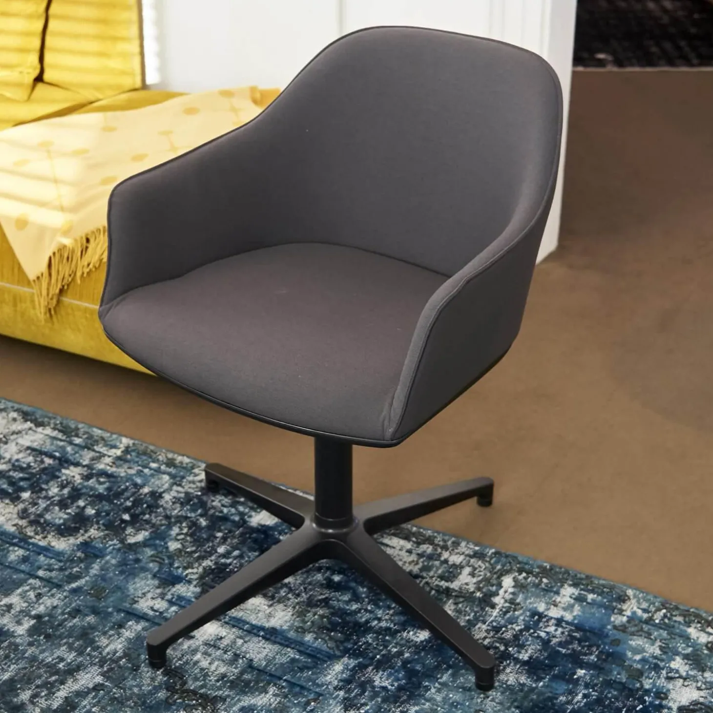 Armlehnstuhl Softshell Bezug Stoff Plano Dunkelgrau 4 Stern Gestell Drehbar Aus Aluminium Pulverbeschichtet Basic Dark Schwarz