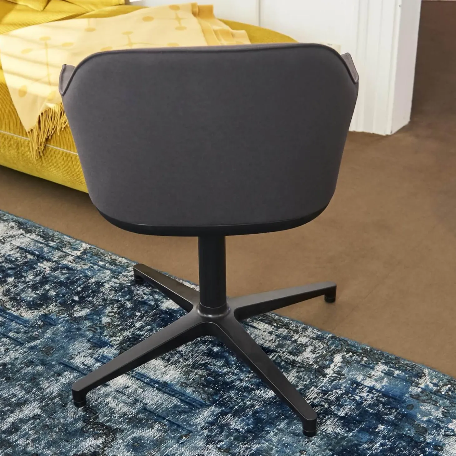 Armlehnstuhl Softshell Bezug Stoff Plano Dunkelgrau 4 Stern Gestell Drehbar Aus Aluminium Pulverbeschichtet Basic Dark Schwarz