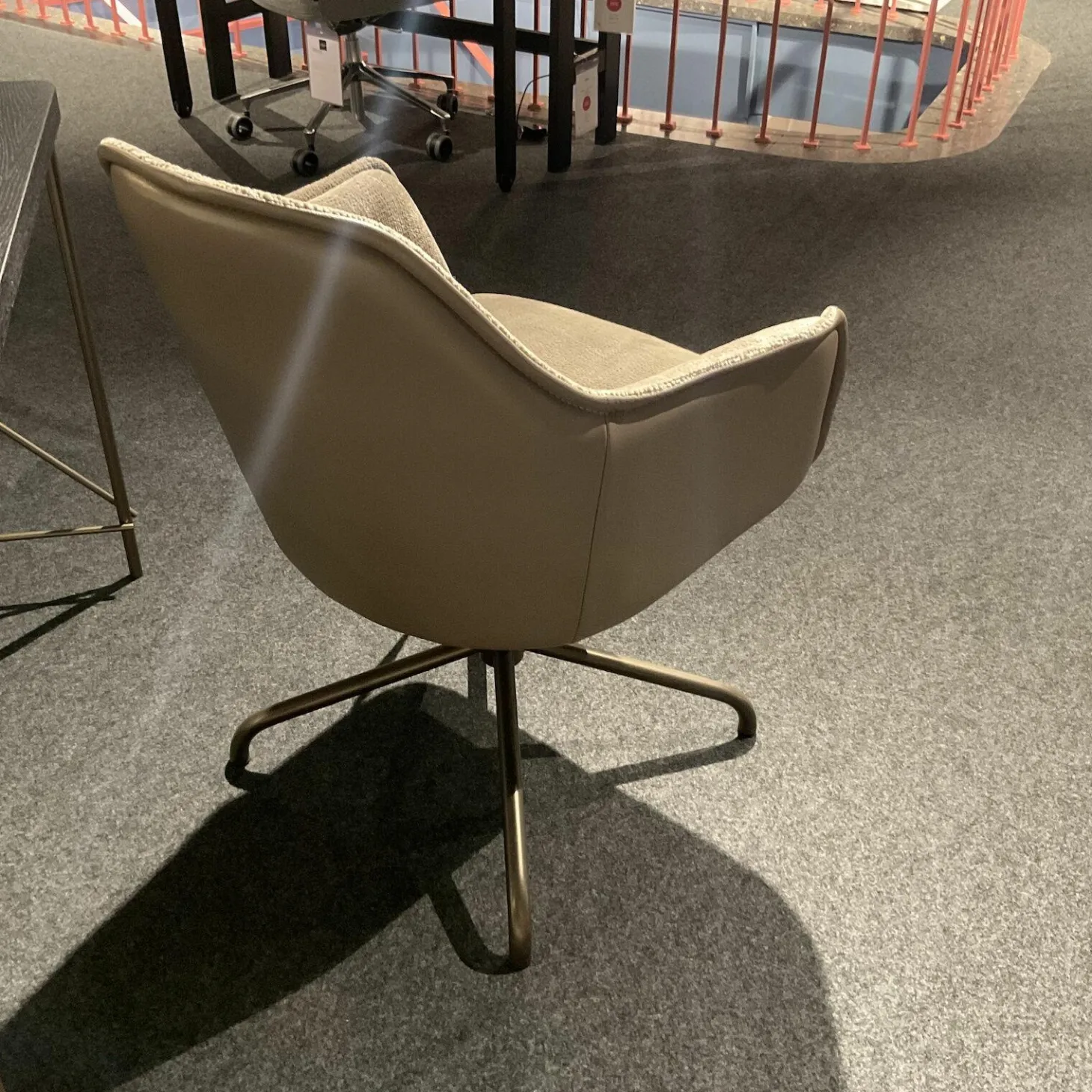 Armlehnstuhl Sophie Moover Stoff Cozy 022 Taupe Beige Außen Leder Belsoave Stone Beige Drehgestell Rauchbraun