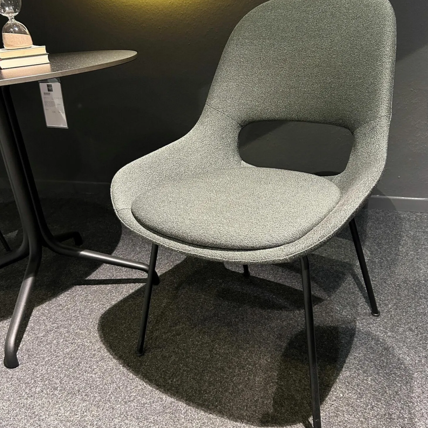 Armlehnstuhl Theia Low Stoff Shake Algae Grau Grün Stahlgestell Tiefschwarz Mit Filzgleitern