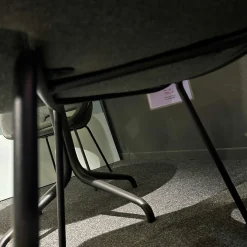 Armlehnstuhl Theia Low Stoff Shake Algae Grau Grün Stahlgestell Tiefschwarz Mit Filzgleitern