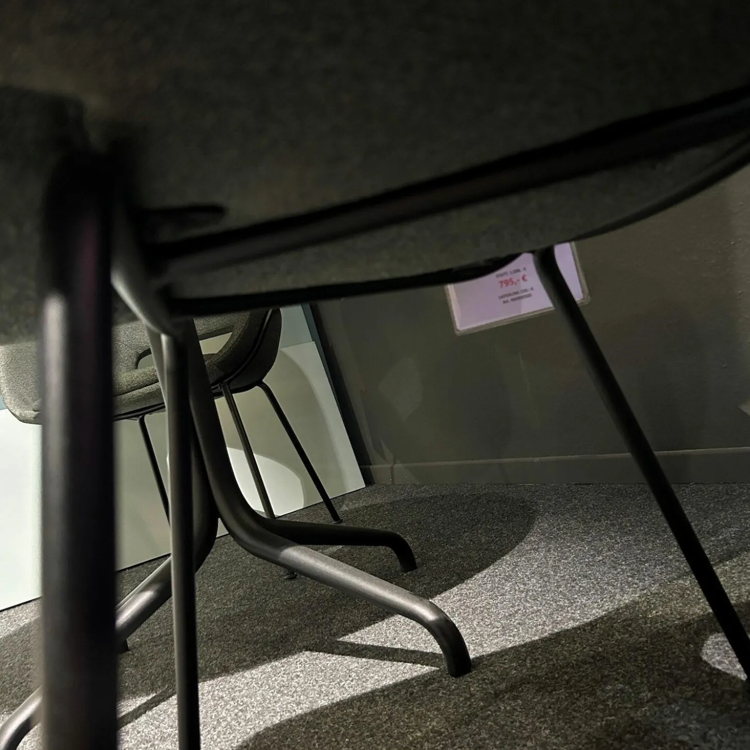 Armlehnstuhl Theia Low Stoff Shake Algae Grau Grün Stahlgestell Tiefschwarz Mit Filzgleitern