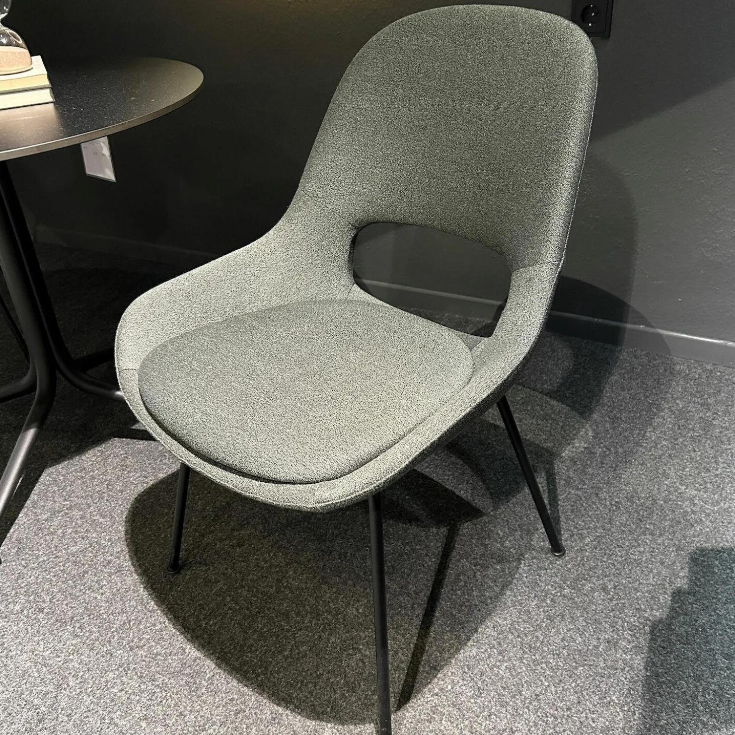 Armlehnstuhl Theia Low Stoff Shake Algae Grau Grün Stahlgestell Tiefschwarz Mit Filzgleitern