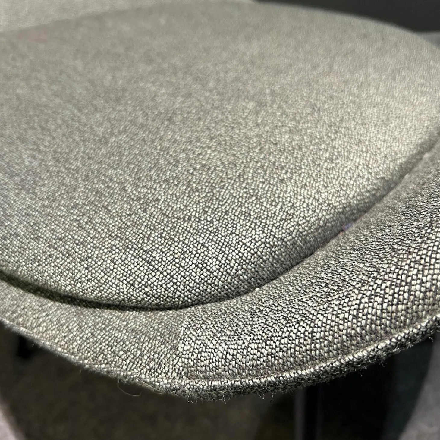 Armlehnstuhl Theia Low Stoff Shake Algae Grau Grün Stahlgestell Tiefschwarz Mit Filzgleitern