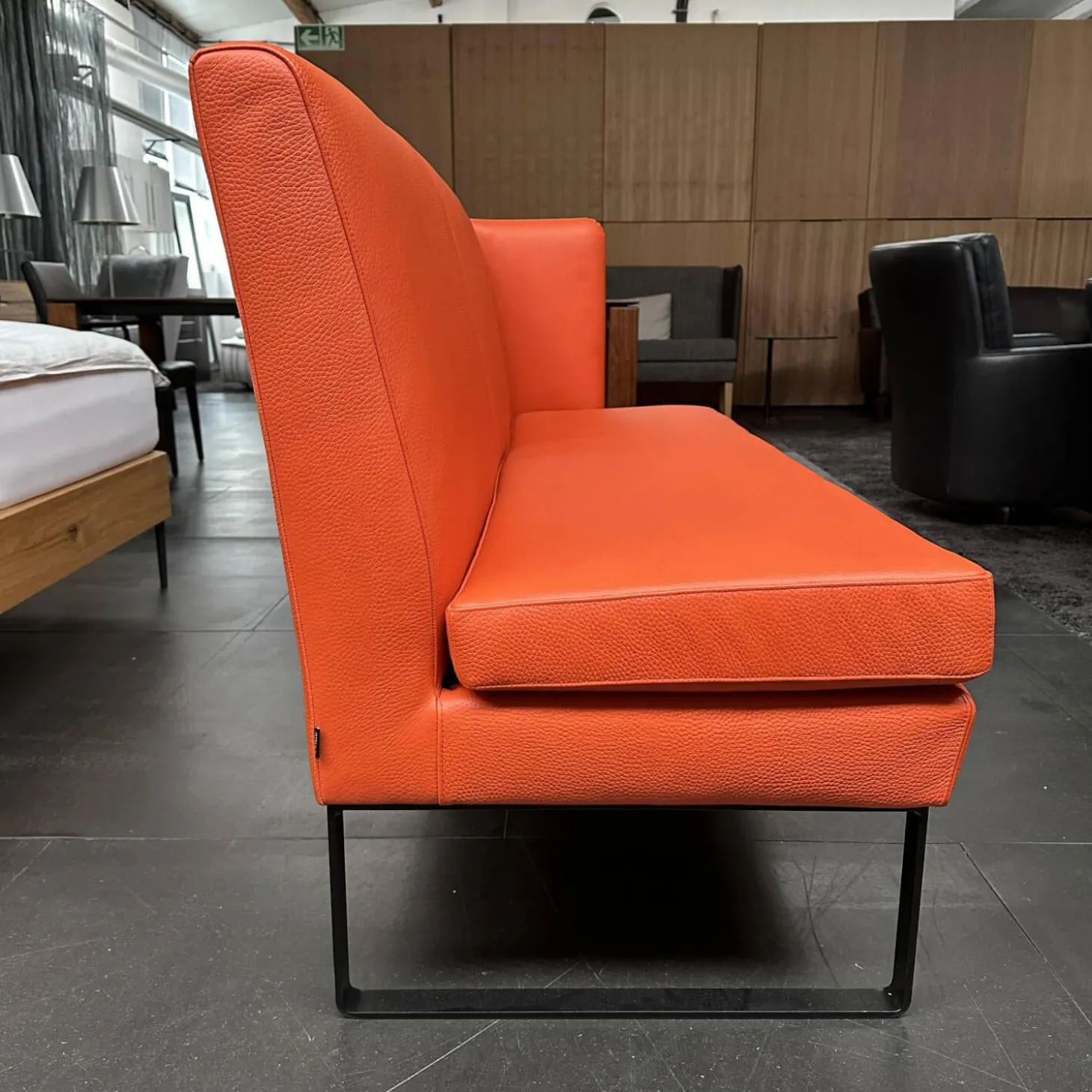 Bank Byblos XL Mit Armlehne Rechts Bezug Leder L9999B Orange Rot Fuß Metallkufen Schwarz