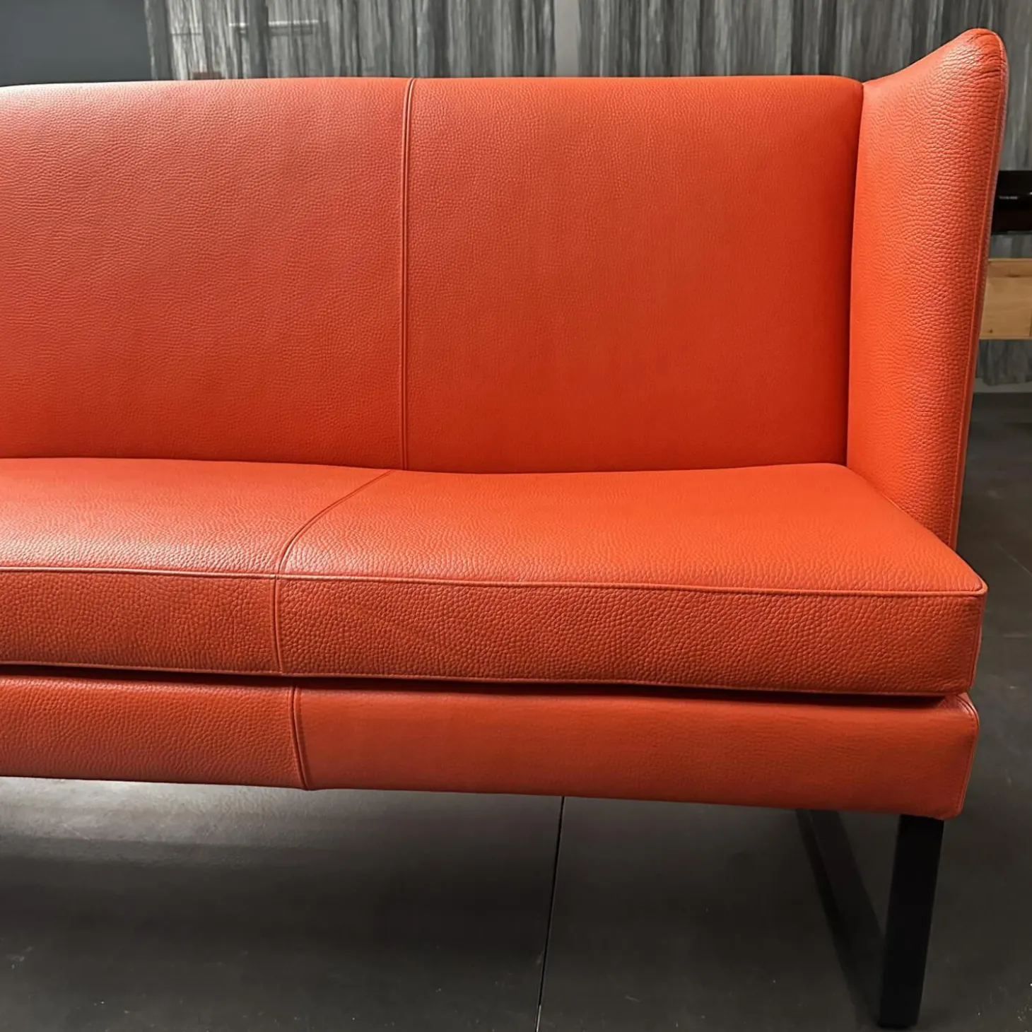 Bank Byblos XL Mit Armlehne Rechts Bezug Leder L9999B Orange Rot Fuß Metallkufen Schwarz