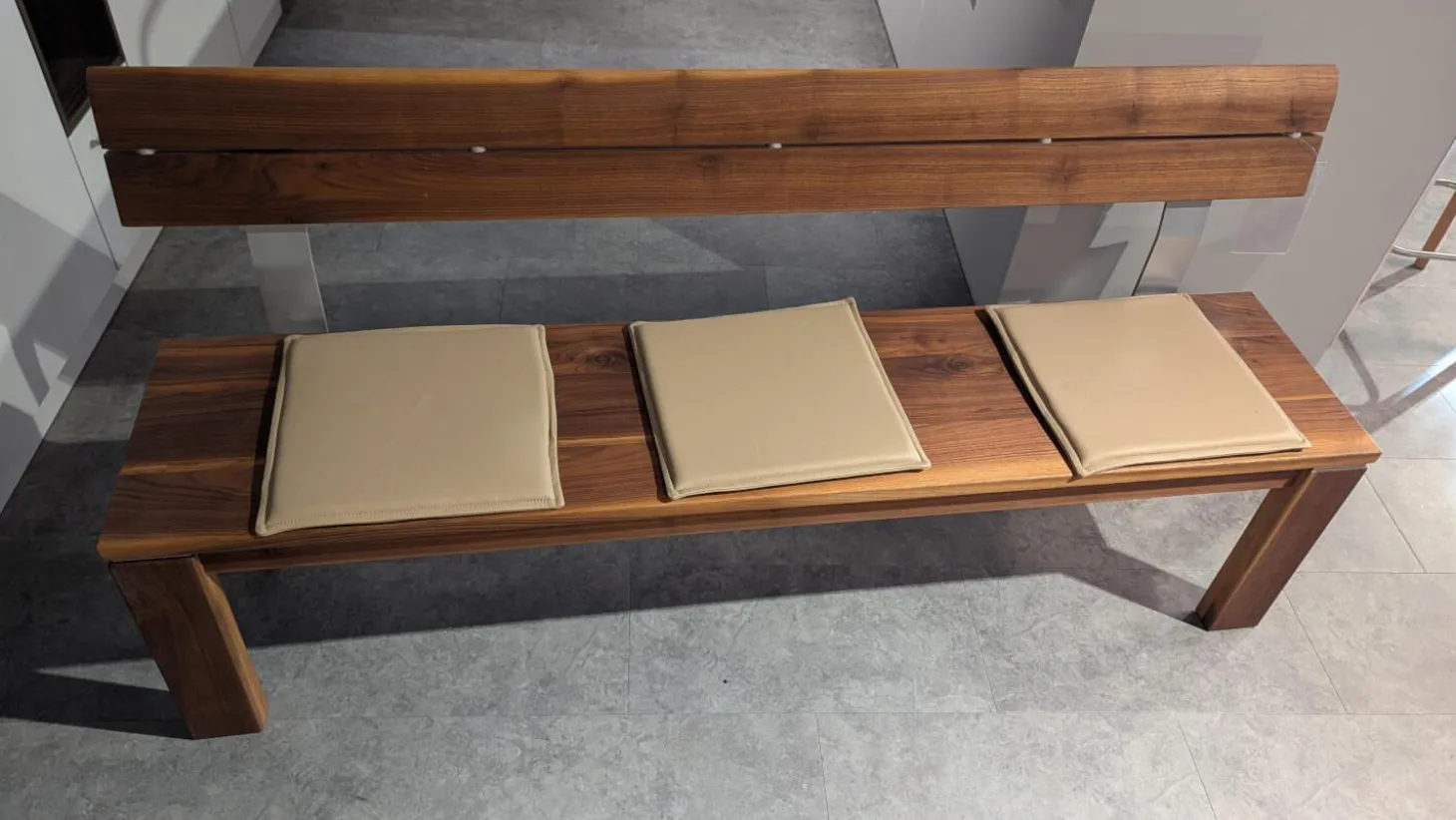 Bank Caris Amerikanischer Nussbaum Massiv Mit 3 Kissen Wildanalinleder Capuccino