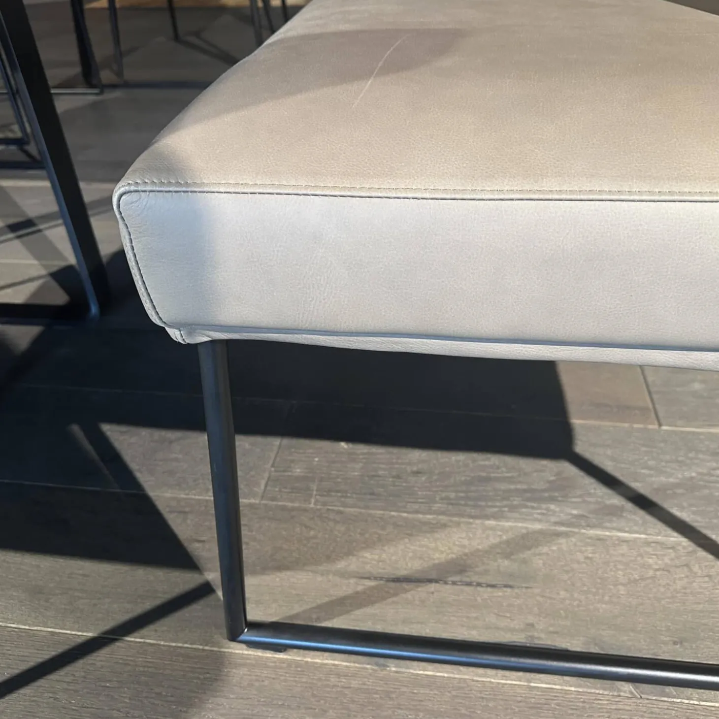 Bank Columbo Leder Rancho 1805 Fango Beige Metallgestell Rundrohr Schwarz Lackiert