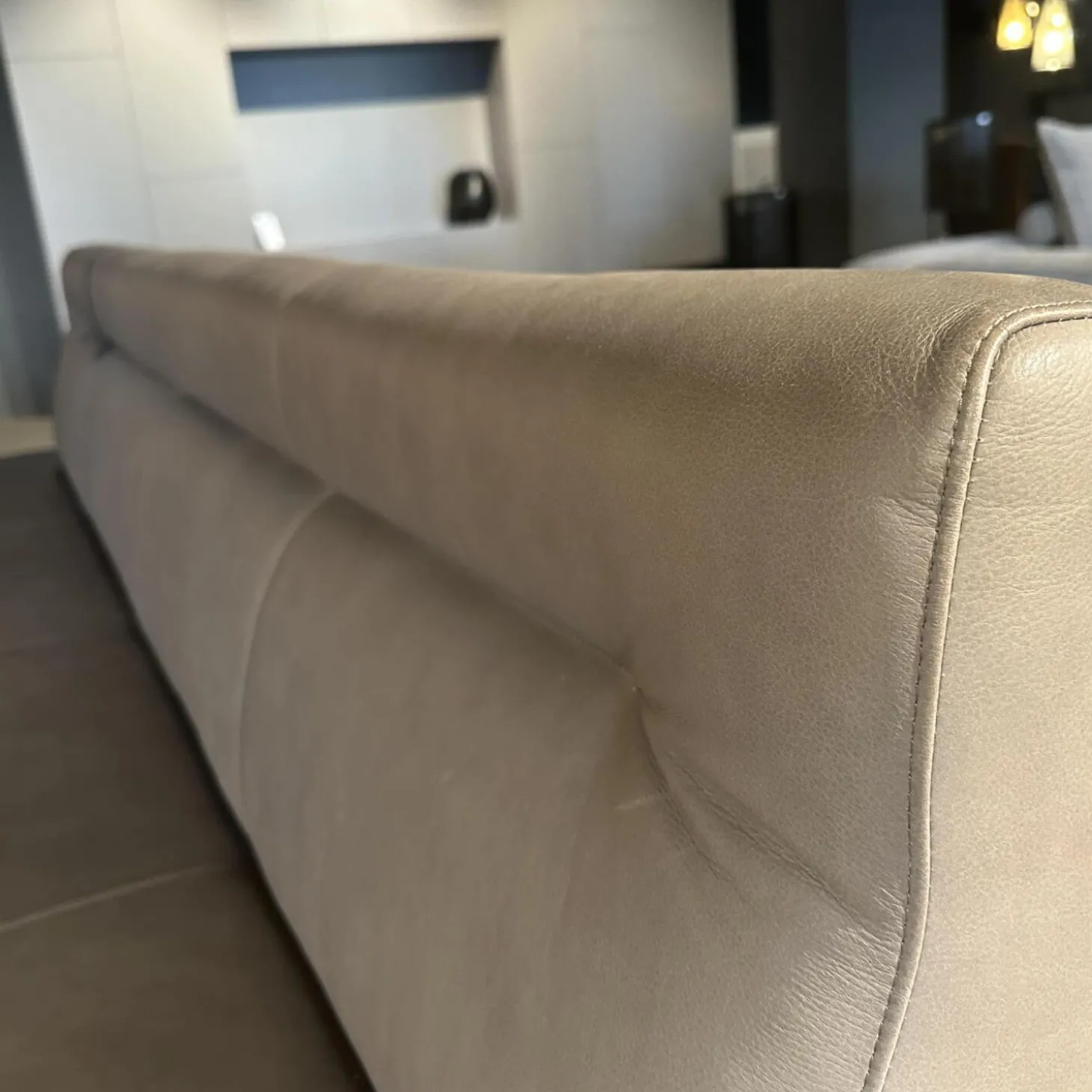 Bank Columbo Leder Rancho 1805 Fango Beige Metallgestell Rundrohr Schwarz Lackiert