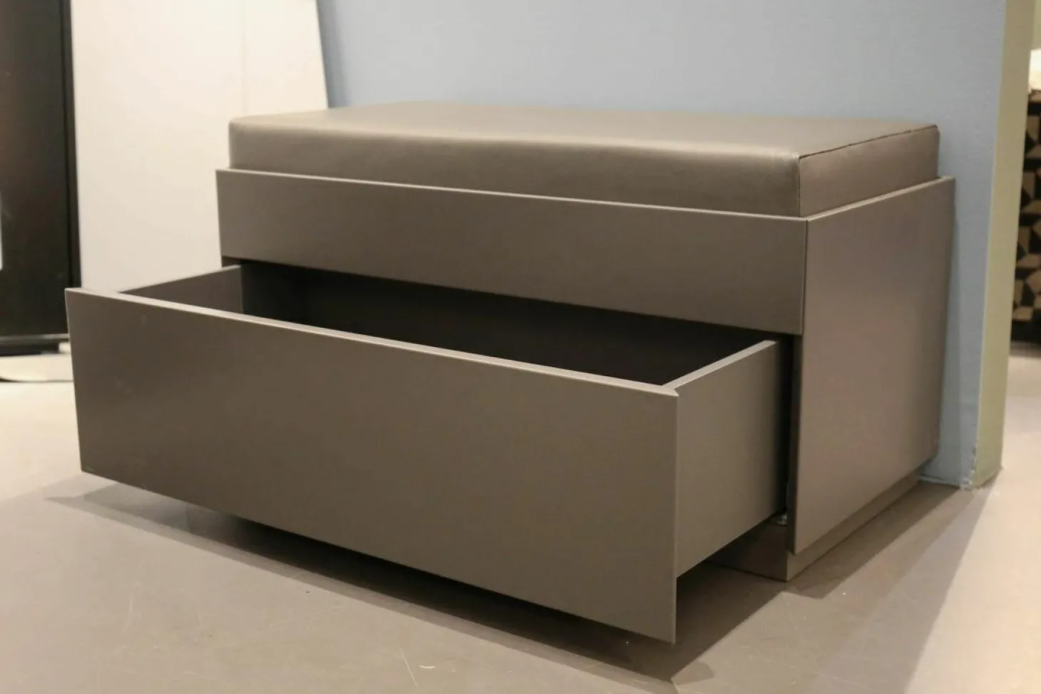 Bank Hesperide Dyo Bezug Leder Grau Korpus Lack VSC5692 Granit Grau