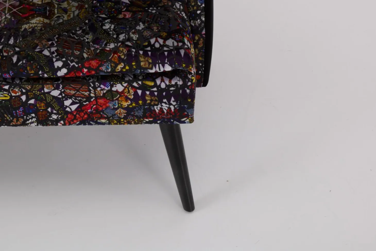 Bank Hygge Innen Stoff Talisman FCL 7014 01 Arlequin Schwarz Rot Gelb Außen Stoff U3660J Schwarz Gestell Holz Schwarz