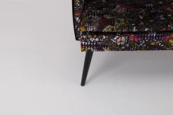 Bank Hygge Innen Stoff Talisman FCL 7014 01 Arlequin Schwarz Rot Gelb Außen Stoff U3660J Schwarz Gestell Holz Schwarz