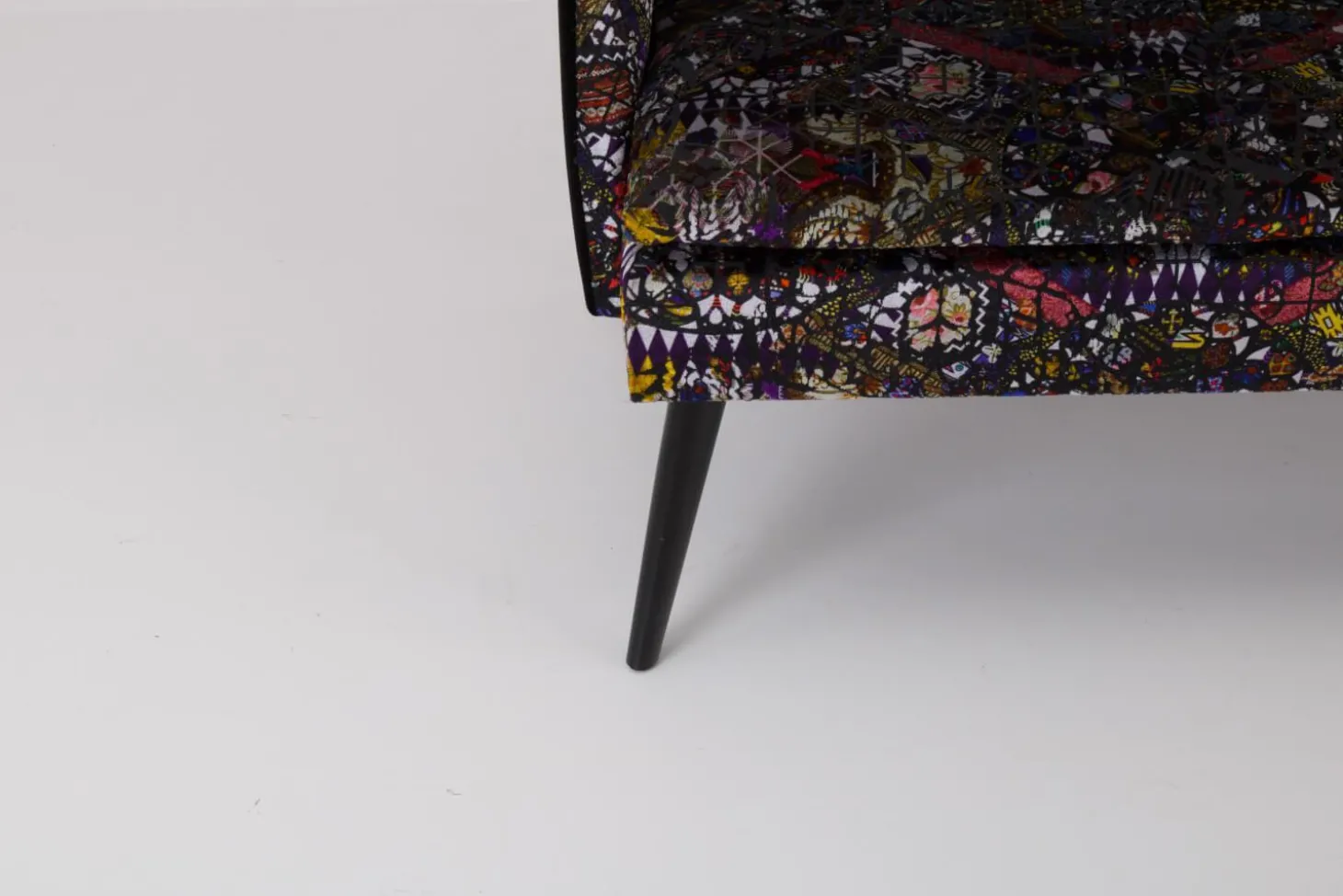 Bank Hygge Innen Stoff Talisman FCL 7014 01 Arlequin Schwarz Rot Gelb Außen Stoff U3660J Schwarz Gestell Holz Schwarz