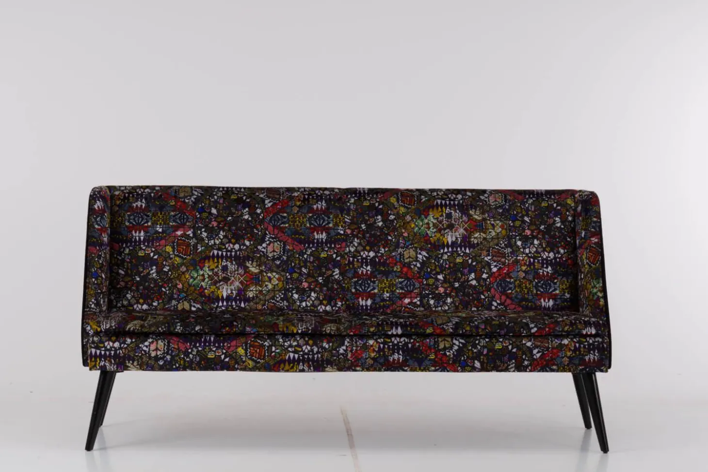 Bank Hygge Innen Stoff Talisman FCL 7014 01 Arlequin Schwarz Rot Gelb Außen Stoff U3660J Schwarz Gestell Holz Schwarz