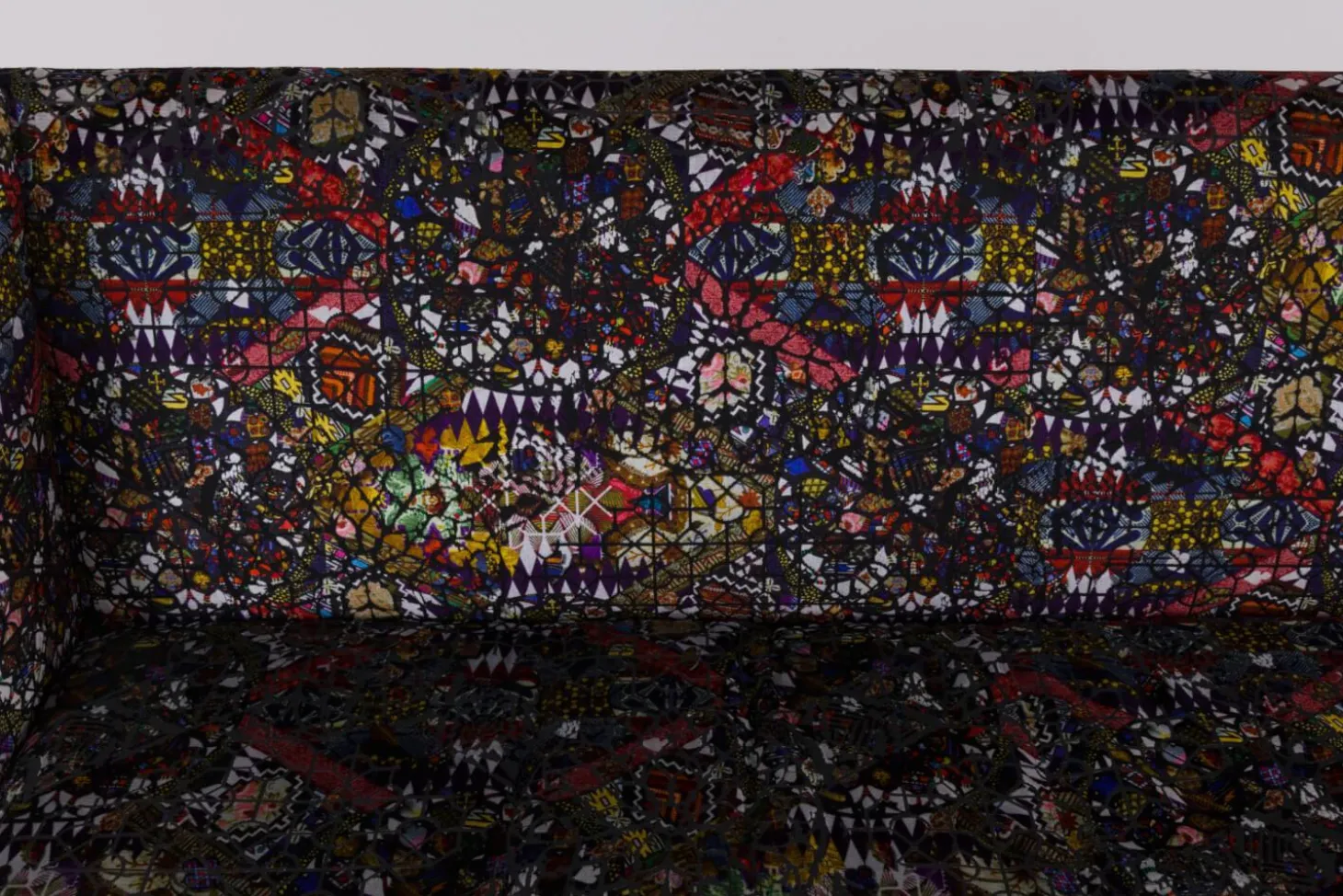 Bank Hygge Innen Stoff Talisman FCL 7014 01 Arlequin Schwarz Rot Gelb Außen Stoff U3660J Schwarz Gestell Holz Schwarz