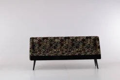 Bank Hygge Stoff Sukhna 01 Guild Mehrfarbig Grau Grün Rot Unterbau Stoff Sukhna 01 Schwarz Gestell Schwarz