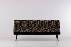 Bank Hygge Stoff Sukhna 01 Guild Mehrfarbig Grau Grün Rot Unterbau Stoff Sukhna 01 Schwarz Gestell Schwarz