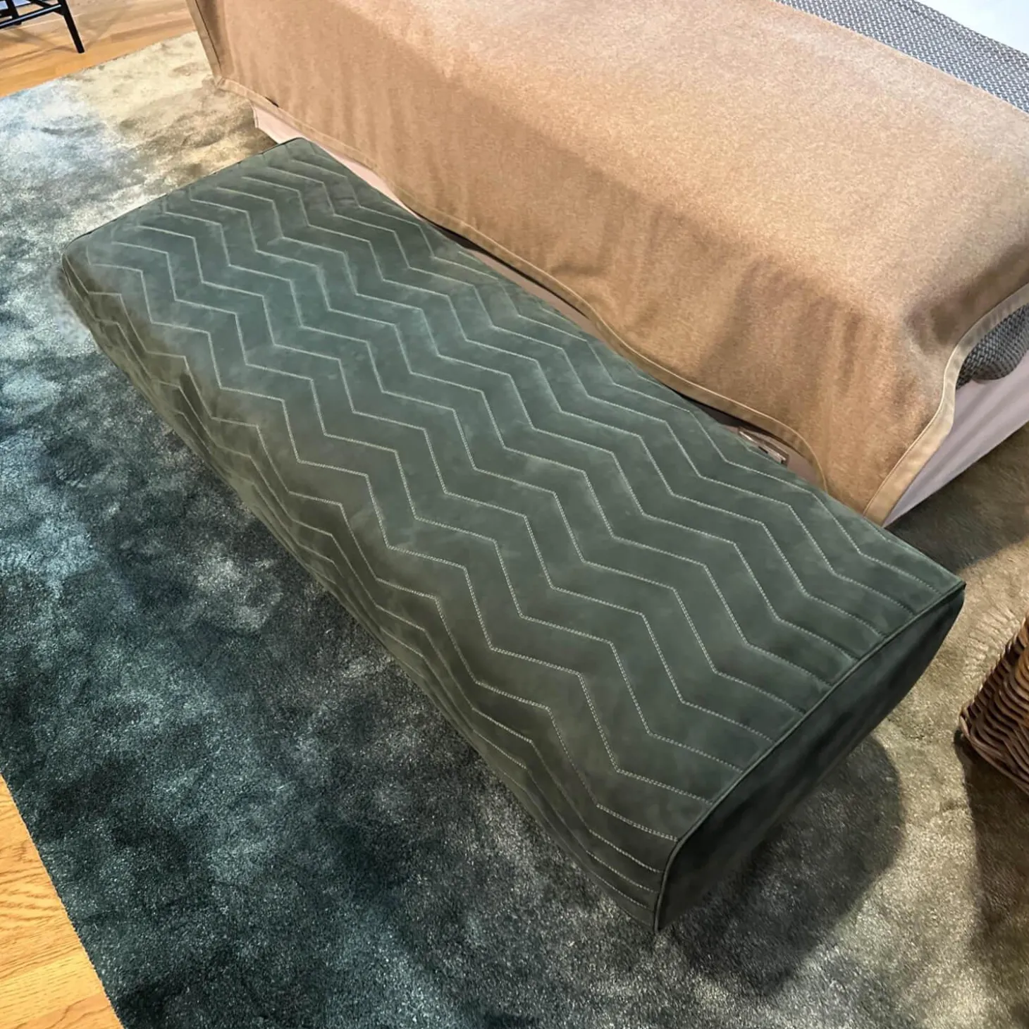 Bank Quincy Chevron Leder Nabuk 30 Malachite grün Gestell Metall Brandy Anthrazit Glänzend Lackiert