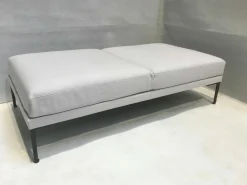 Bank Steeve 2-sitzig Design by Jean-M Stoff Hero 101 Hellgrau Fuß Metall Schwarz