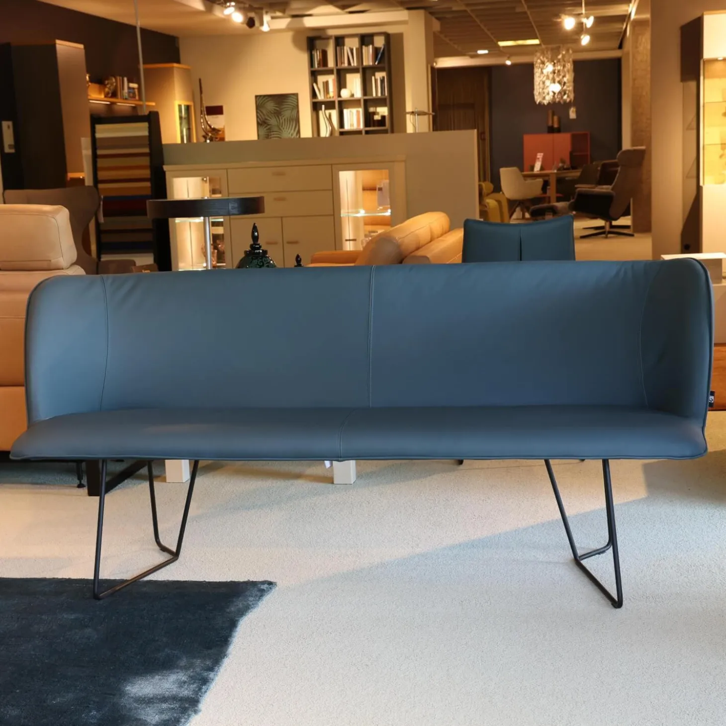 Bank Urbino Bezug Leder Toledo Whale Blau Grau Füße Stahl Pulverbeschichtet Schwarz