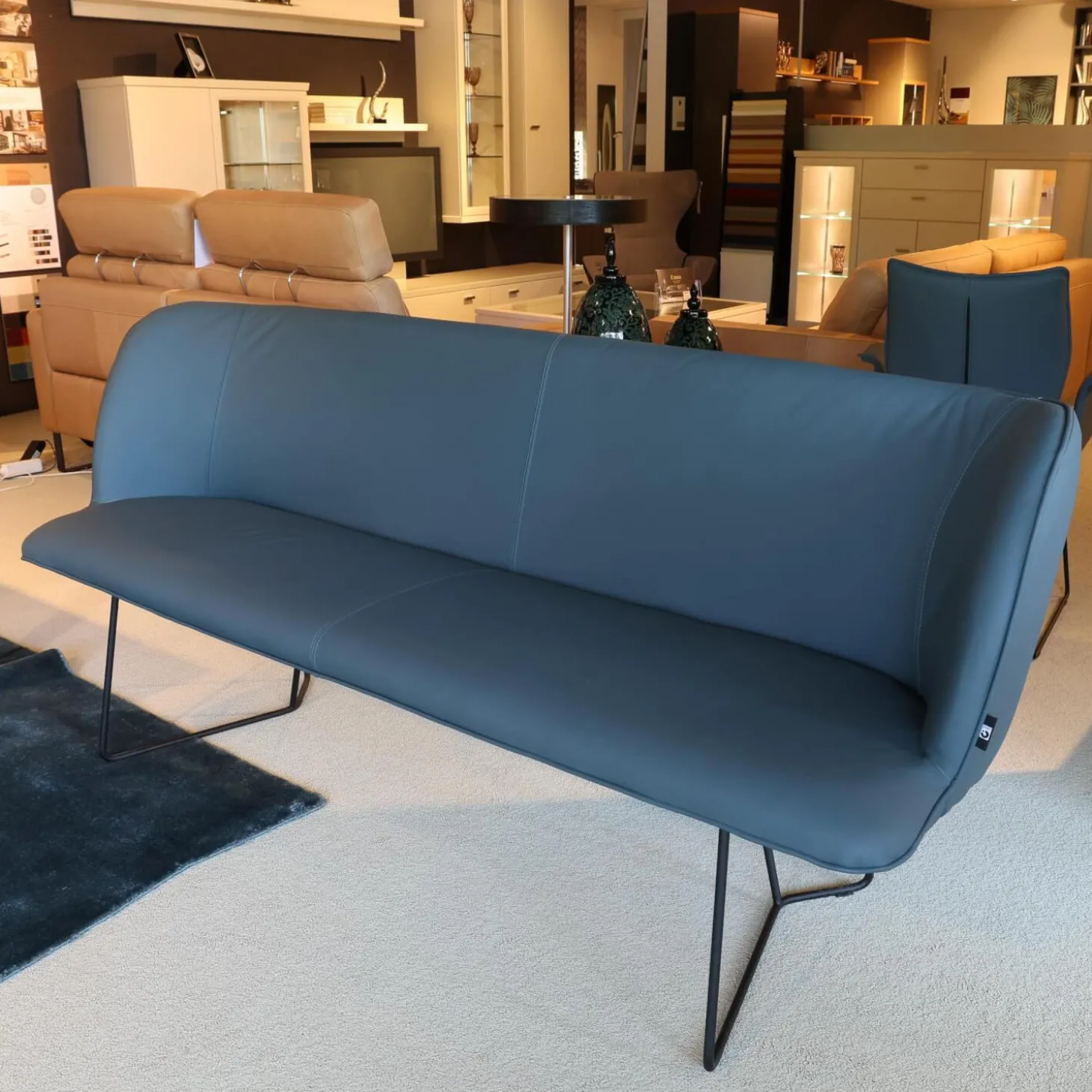 Bank Urbino Bezug Leder Toledo Whale Blau Grau Füße Stahl Pulverbeschichtet Schwarz