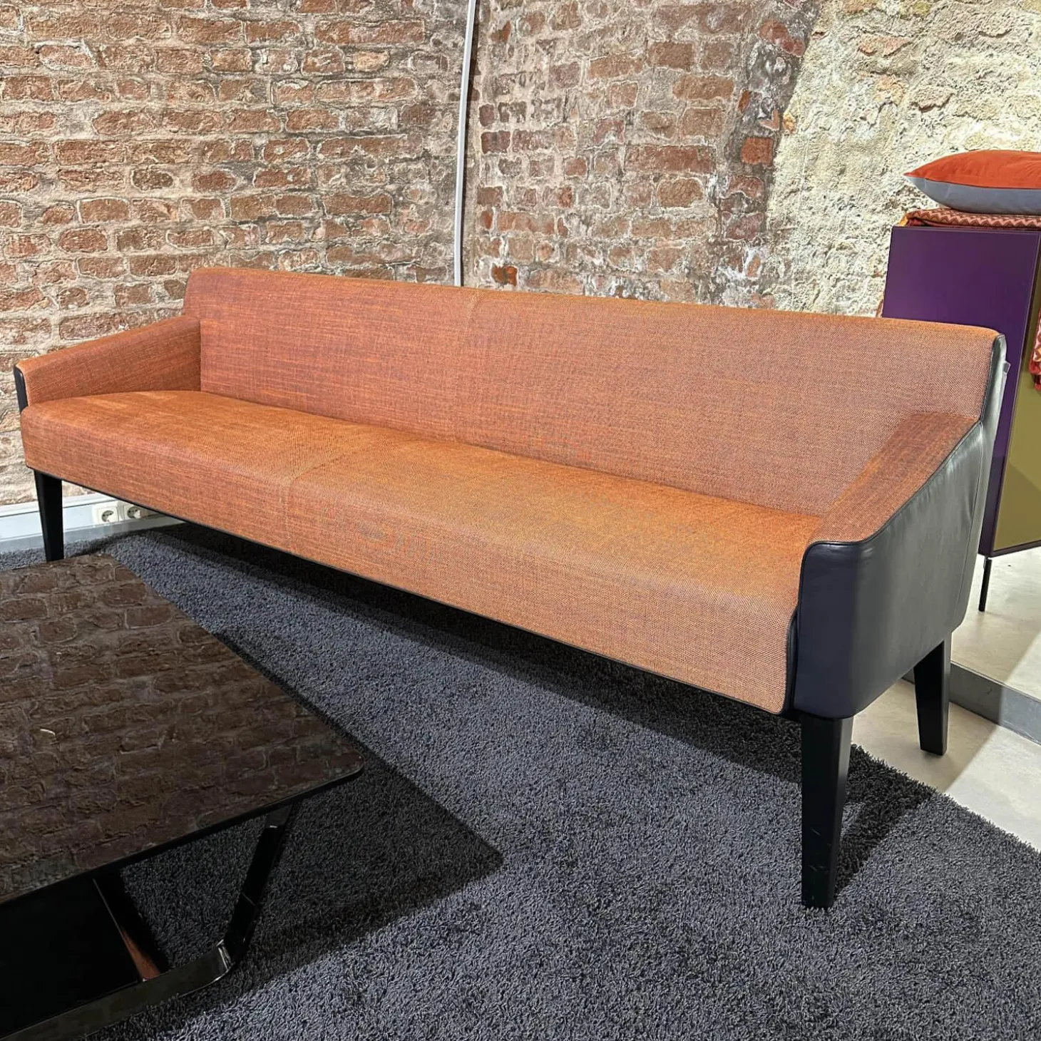 Bank William Innen Stoff Tekla Mandarin F Orange Außen Leder Nappa Stahlblau Schwarz Füße Buche Schwarz