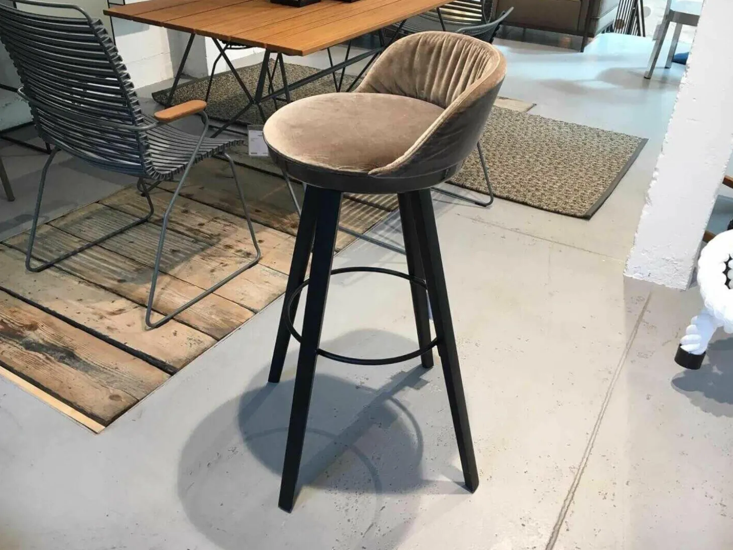 Barhocker Romy Stoff Velours Braun Gestell Schwarz