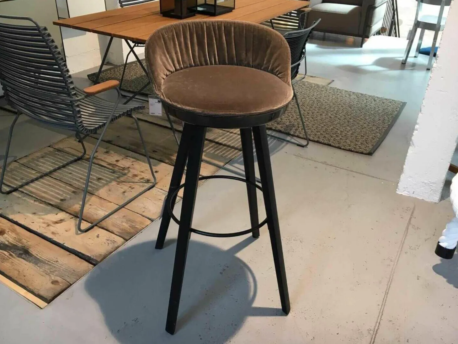 Barhocker Romy Stoff Velours Braun Gestell Schwarz