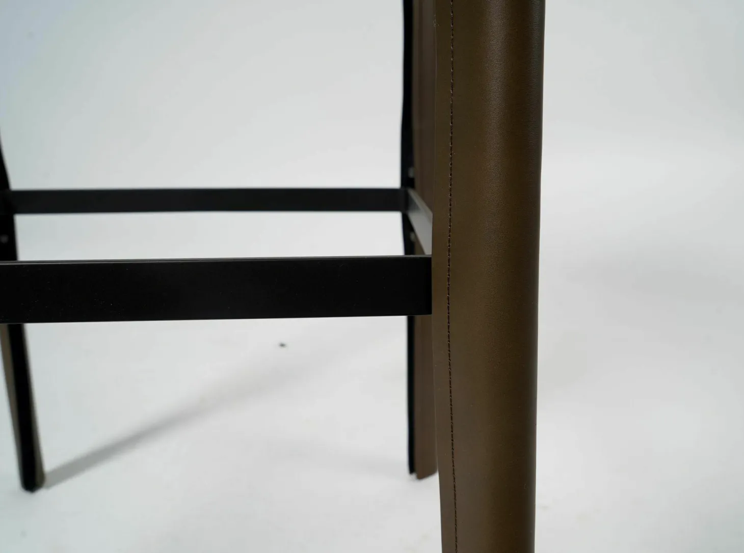 Barhocker Saddle Chair Hoch 1246 Khaki Gestell mit Leder bezogen